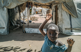 A child standing at the IDP camp in Mozambique