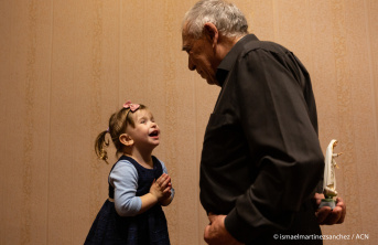 Ludwig gives his granddaughter a statue of Our Lady