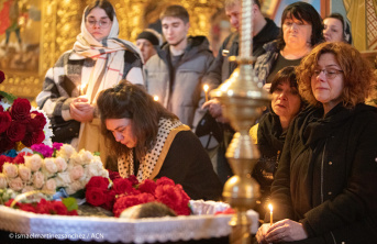 A tearful family at the service of Ukrainian soldiers funeral