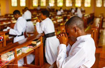 A school of seminarians in prayer