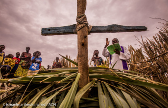 With file picture of priest conducting a burial in Ñamukuse, near to Lake Turkana, Kenya (Image © Ismael Martínez Sánchez / ACN).