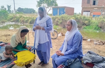 The Daughters of St. Paul visiting victims in Jaranwala