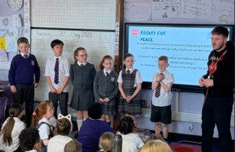 Praying the rosary at St Aidan’s Primary School, Wishaw, Scotland (© ACN)
