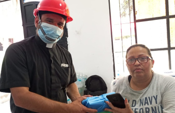 Seminarian Germán Jiménez with a fellow earthquake survivor 
