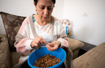Preparation of the rosary by the artisan in Betlehem.