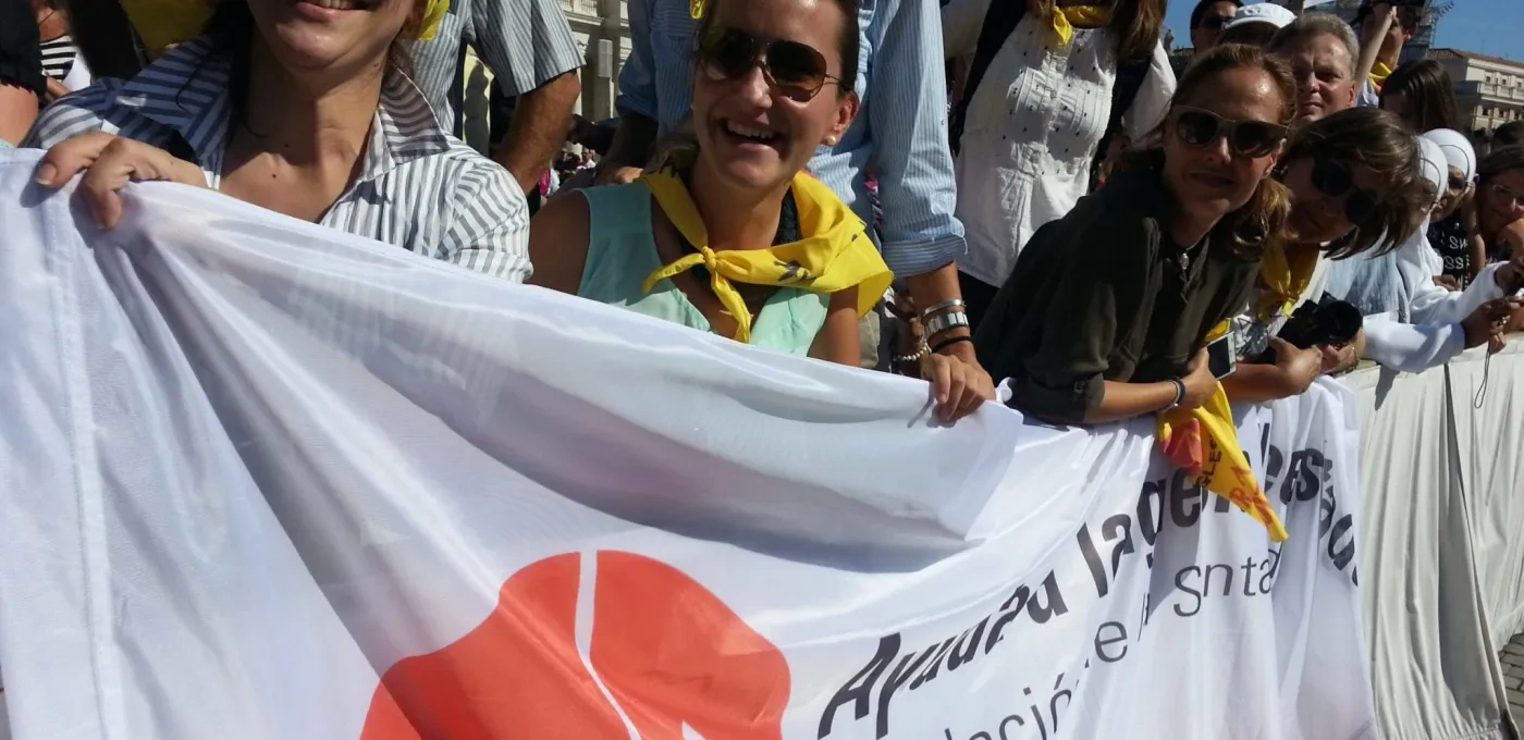 A group of people wearing sunglasses holding a white banner with ACN's logo on