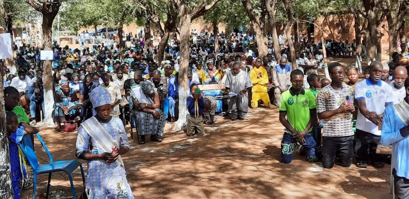 Christians praying outdoors in Burkina Faso