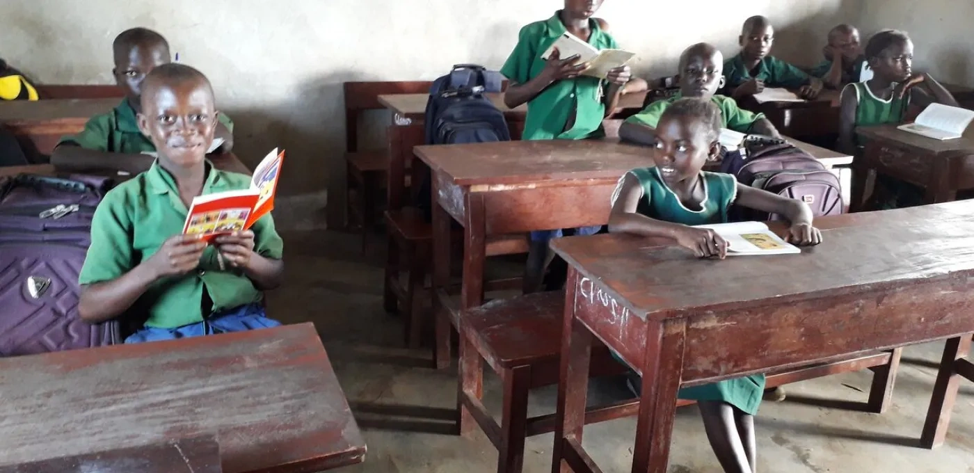 Children from Sierra Leone reading bibles