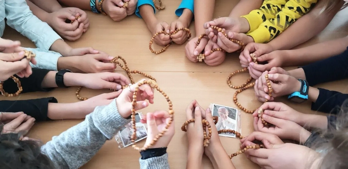 Children praying the Rosary