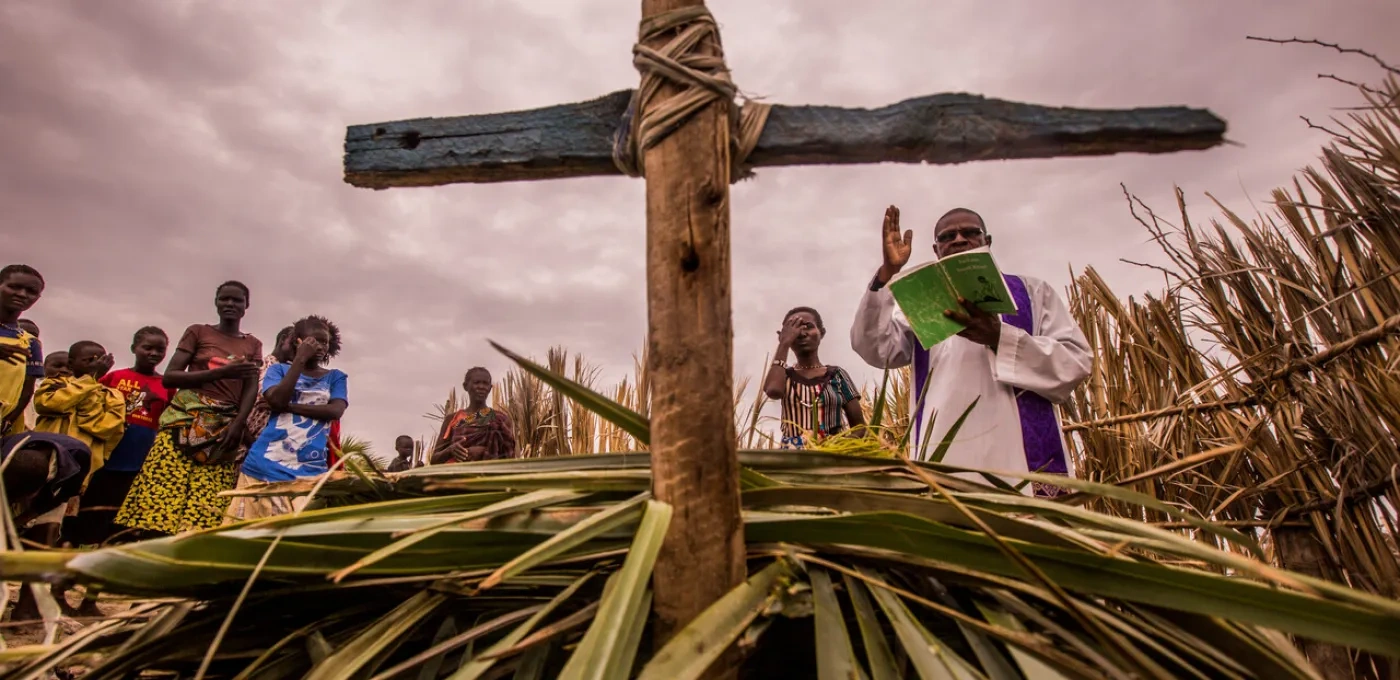 With file picture of priest conducting a burial in Ñamukuse, near to Lake Turkana, Kenya (Image © Ismael Martínez Sánchez / ACN).