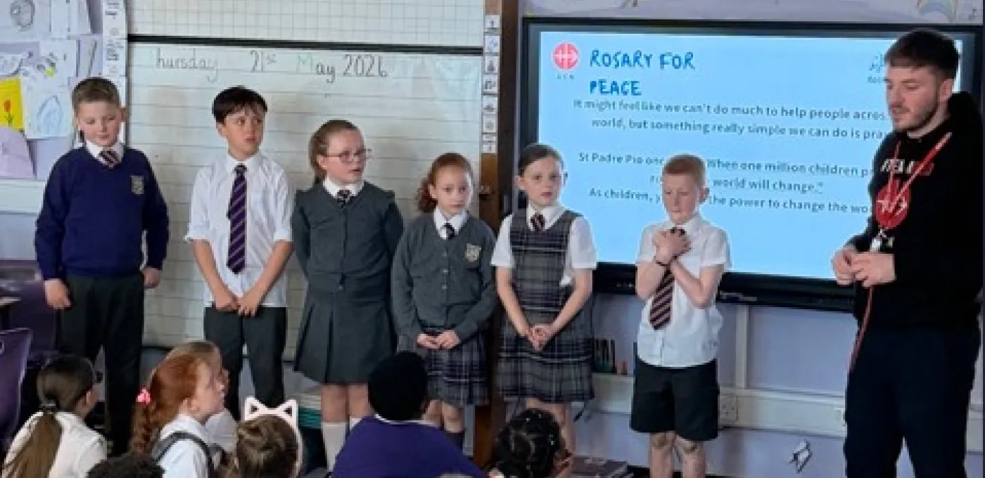Praying the rosary at St Aidan’s Primary School, Wishaw, Scotland (© ACN)