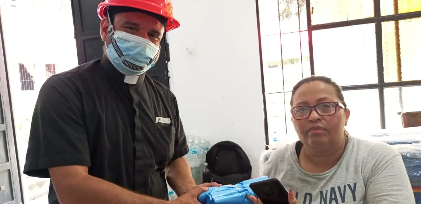 Seminarian Germán Jiménez with a fellow earthquake survivor 
