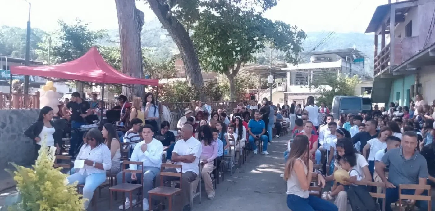 Youths confirmed outside the damaged Church of Our Lady of Candelaria (© ACN)
