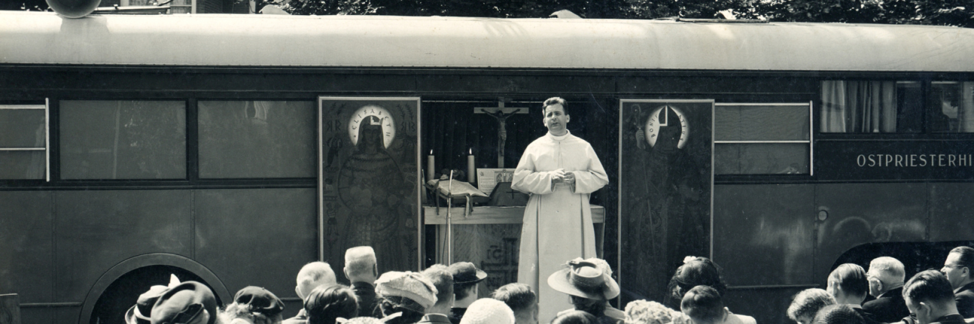 Father Werenfried during one of his homilies
