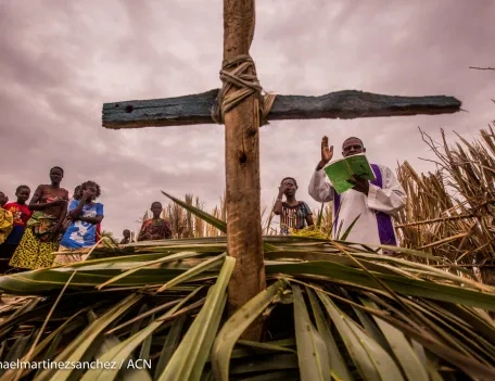 With file picture of priest conducting a burial in Ñamukuse, near to Lake Turkana, Kenya (Image © Ismael Martínez Sánchez / ACN).