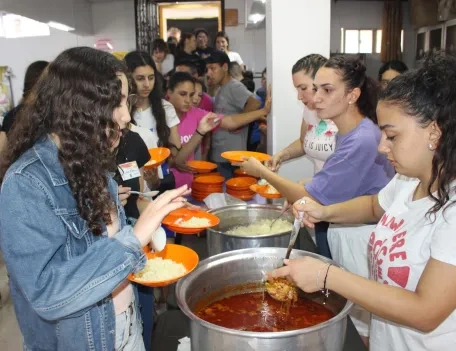 Volunteers helping to feed youth in Syria