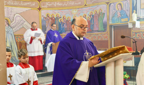 Priest in Gaza giving Mass