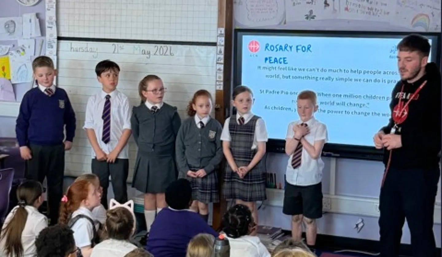 Praying the rosary at St Aidan’s Primary School, Wishaw, Scotland (© ACN)