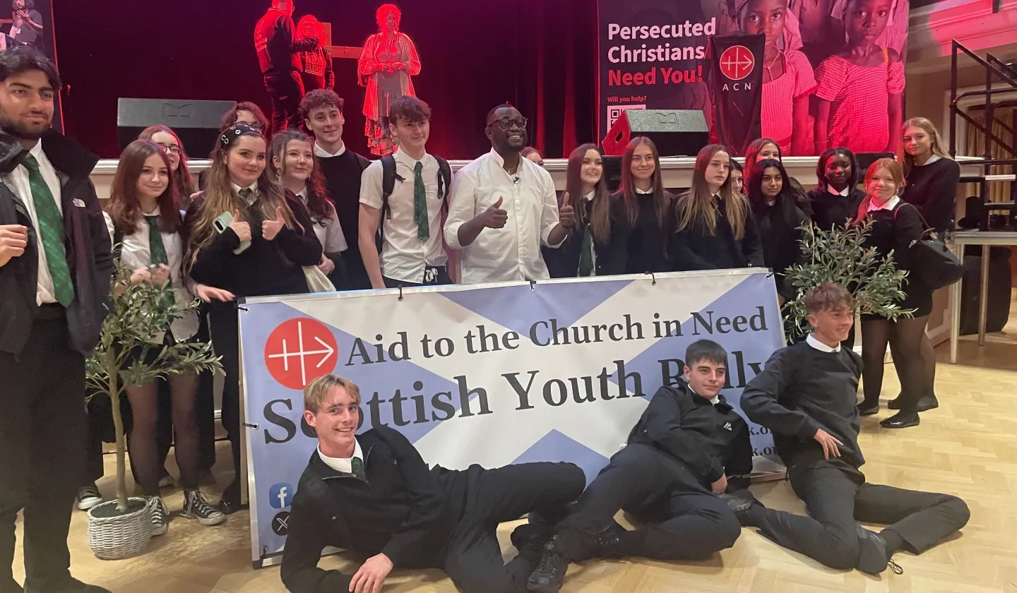 Picture of pupils with Father James Anyaegbu, Tik Tok priest from Aberdeen (©ACN)