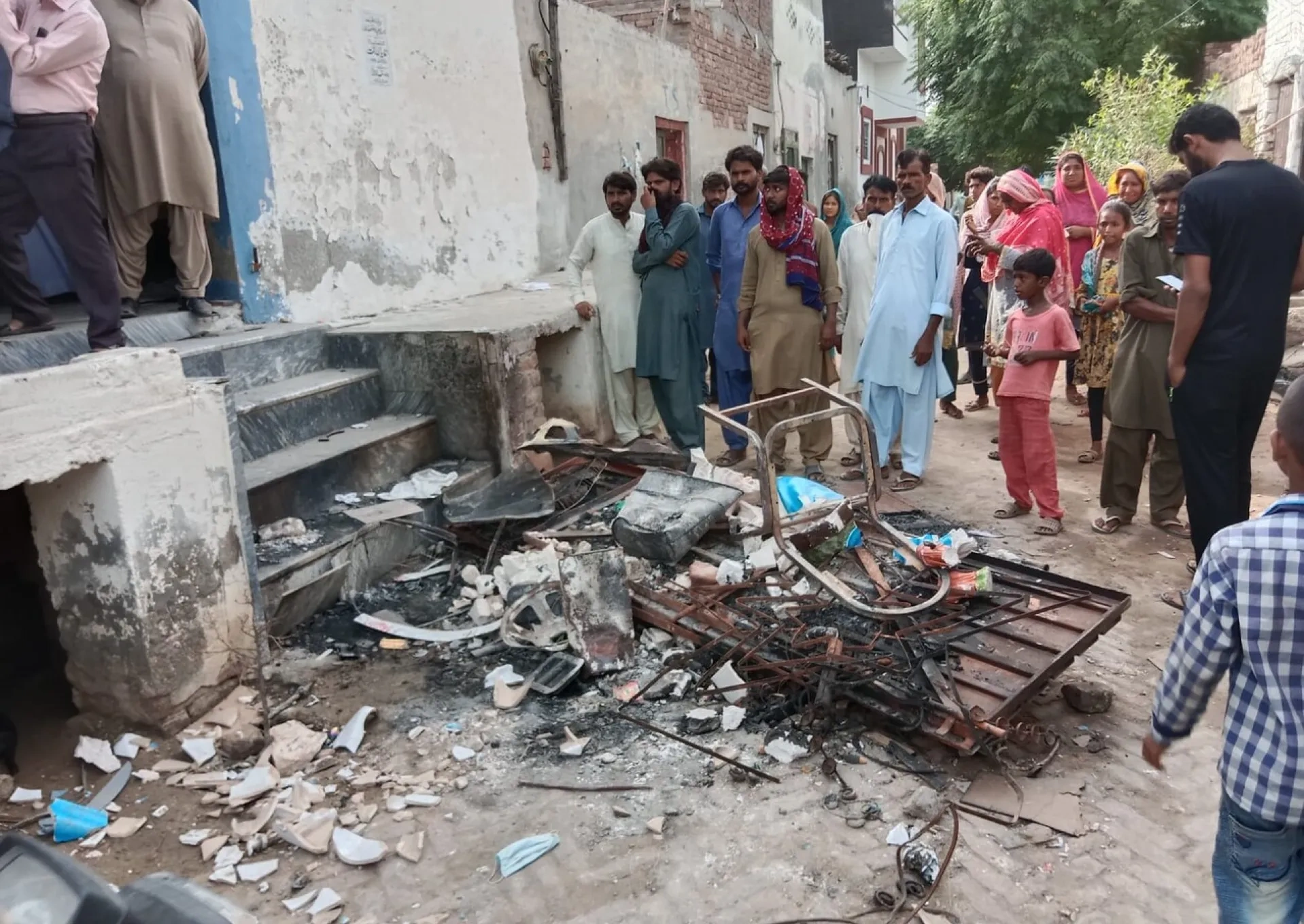Mass exodus as mob burns churches and homes in Jaranwala - Pakistan