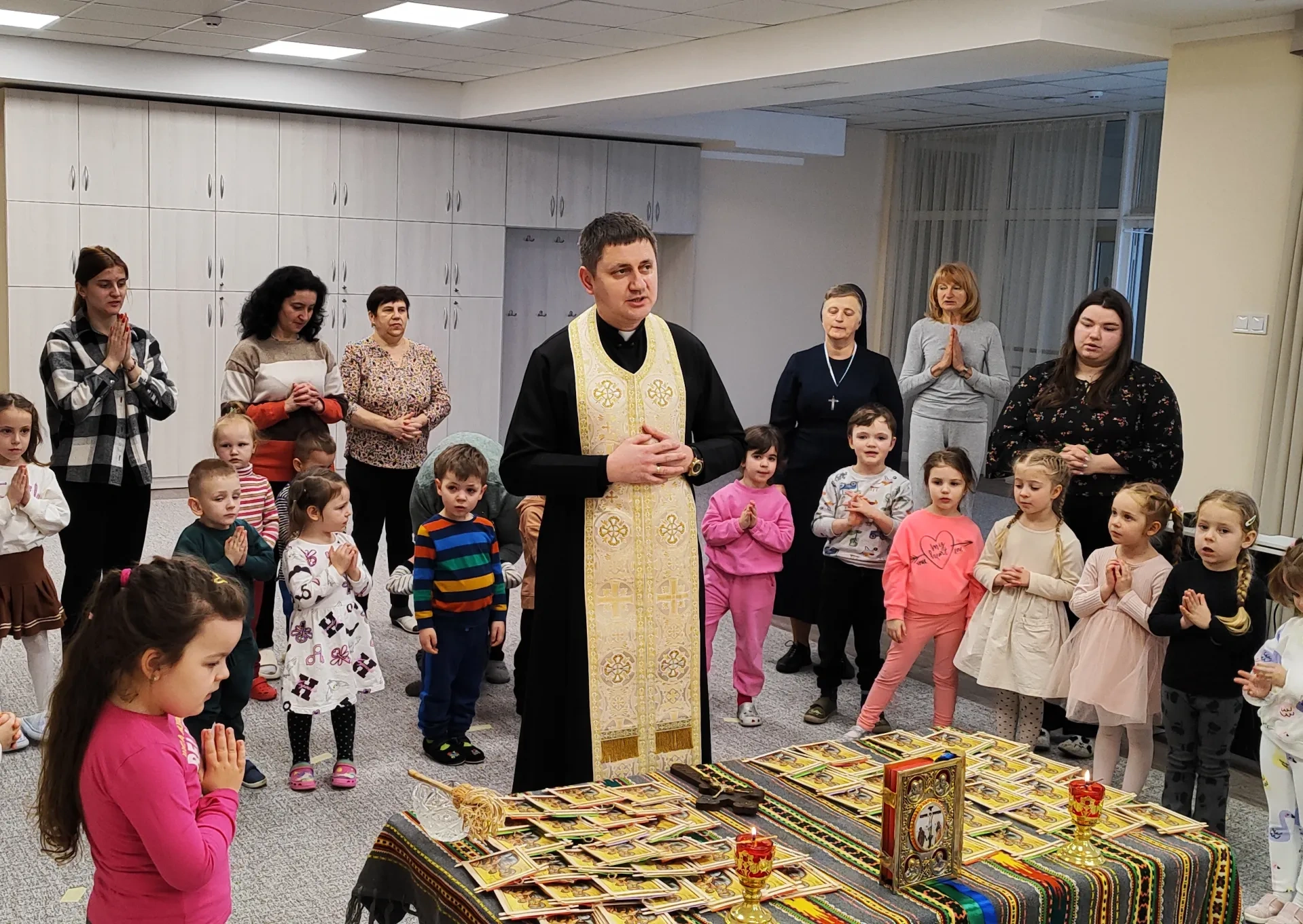 Priest speaking to families in Ukraine