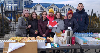 People giving out aid and supplies in Ukraine