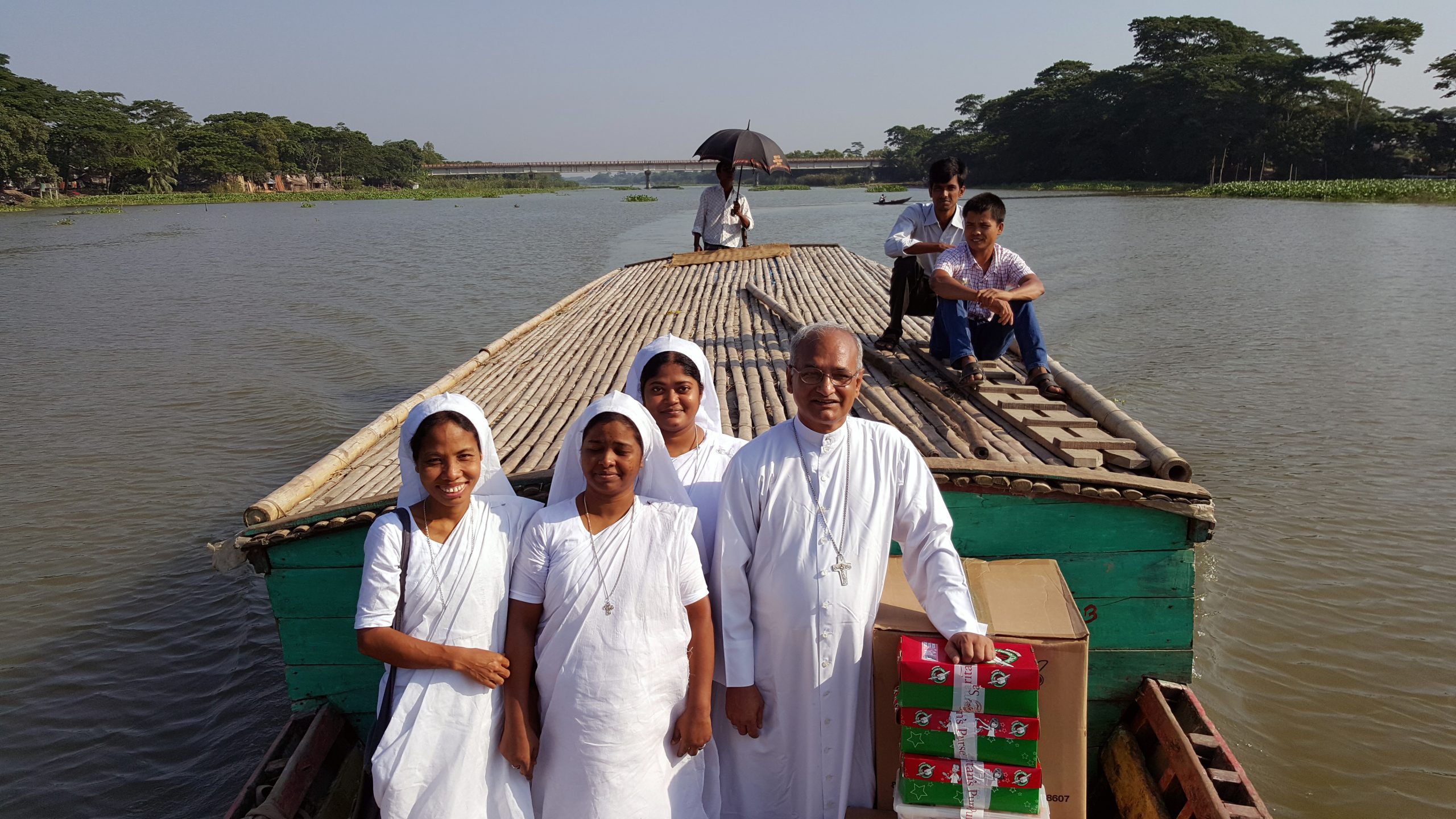 Archbishop Moses Costa of Chittagong Archdiocese with religious Sisters, Bangladesh (Image © Aid to the Church in Need)