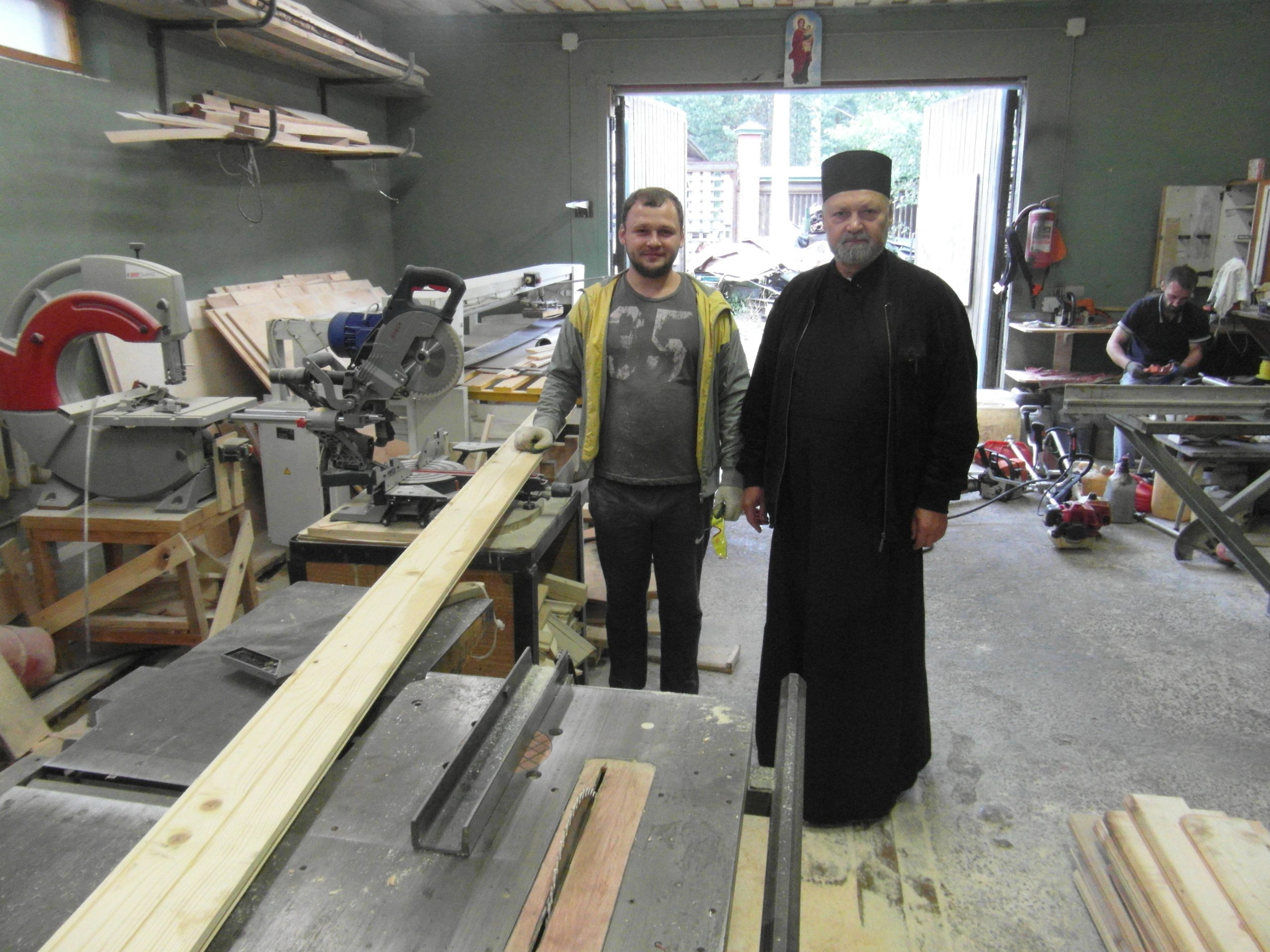 Father Sergij Belkov and members of the centre in Sapernoye with a new carpentry machine funded by ACN (© Aid to the Church in Need)