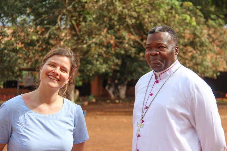 ACN’s Kinga Poschinger and Bishop Bienvenu Manamika of Dolisie (© Aid to the Church in Need)