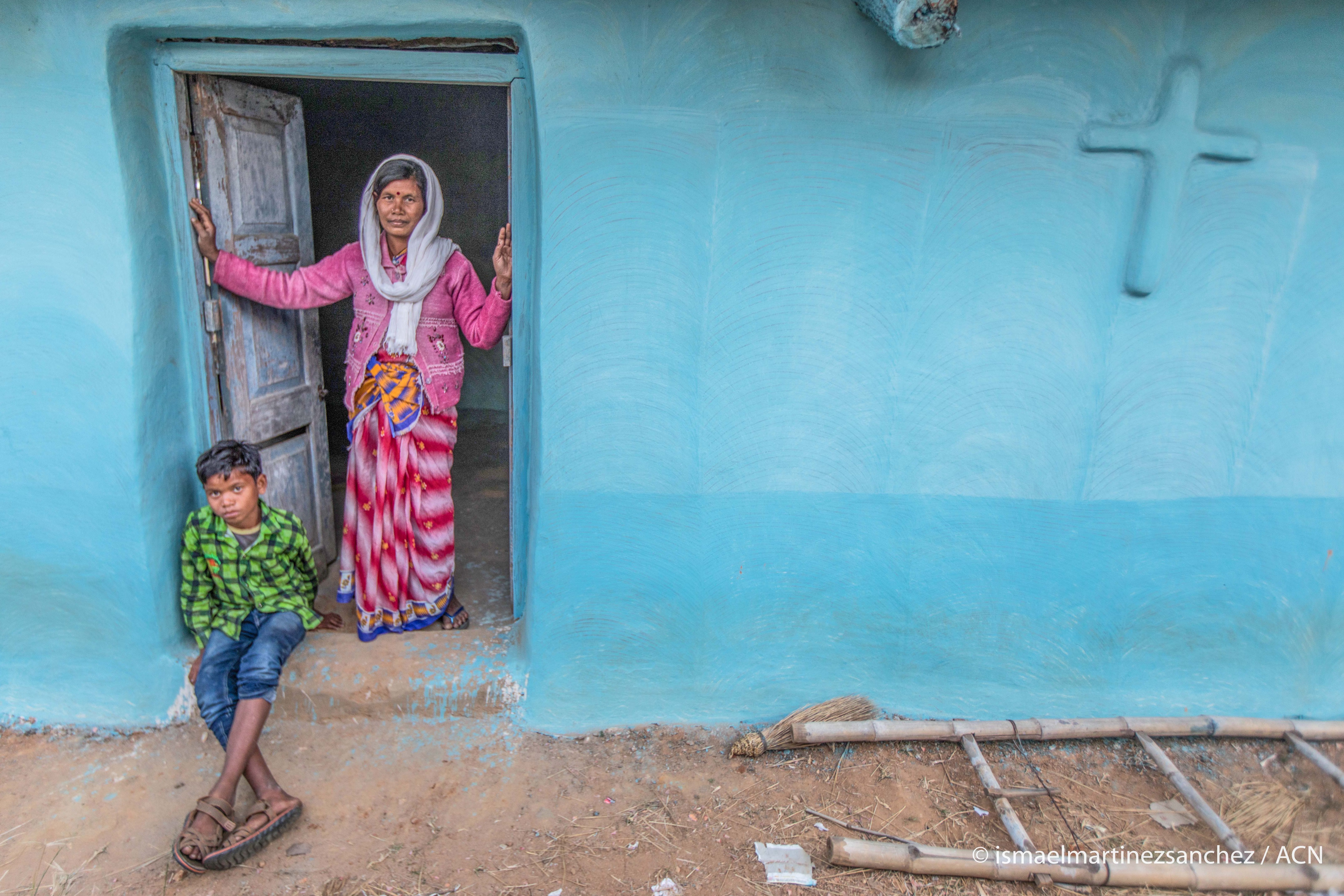 Mother and child at a Catholic chapel in Jharkhand State (© Aid to the Church in Need)