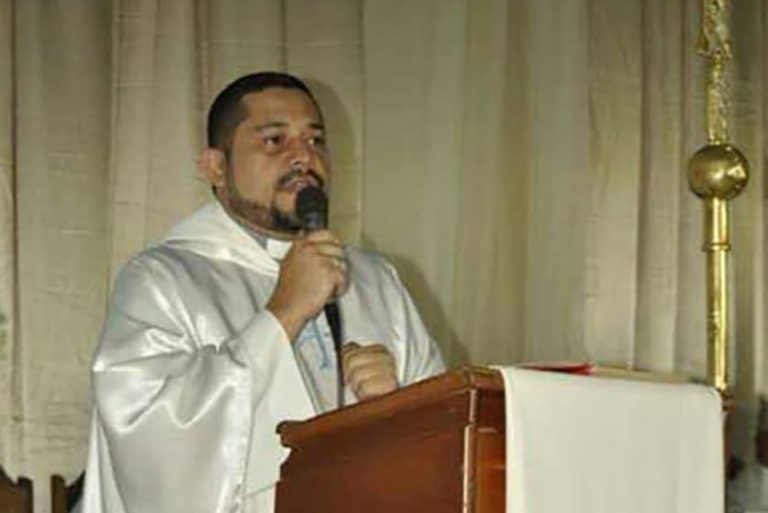 Father Irailuis García of the parish of Our Lady of Fatima, who was shot three times by intruders who stole his van in the grounds of his presbytery on Tuesday (©Bishops Conference of Venezuela/Aid to the Church in Need).