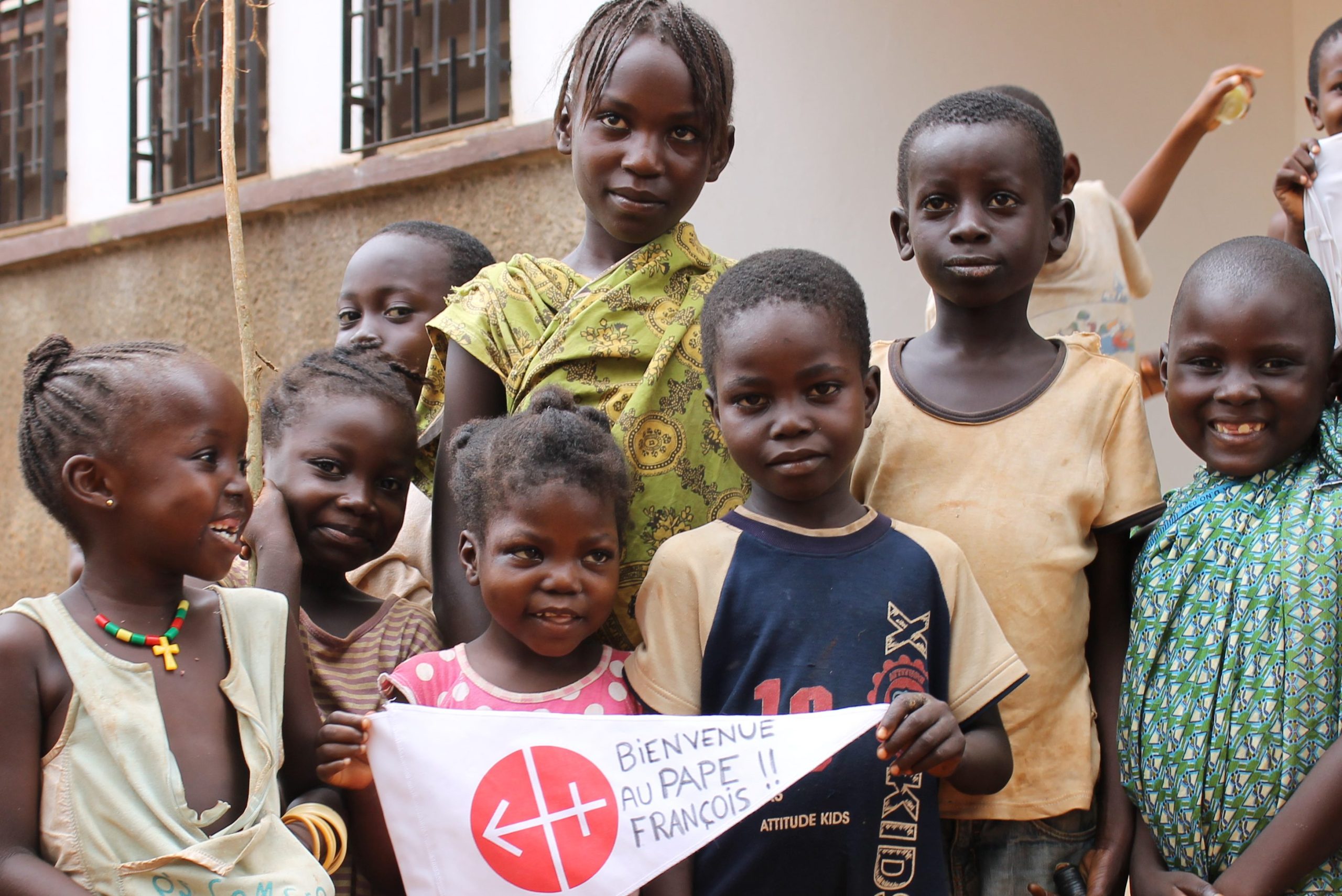 Children in the Central African Republic holding a banner thanking Aid to the Church in Need (© Aid to the Church in Need)