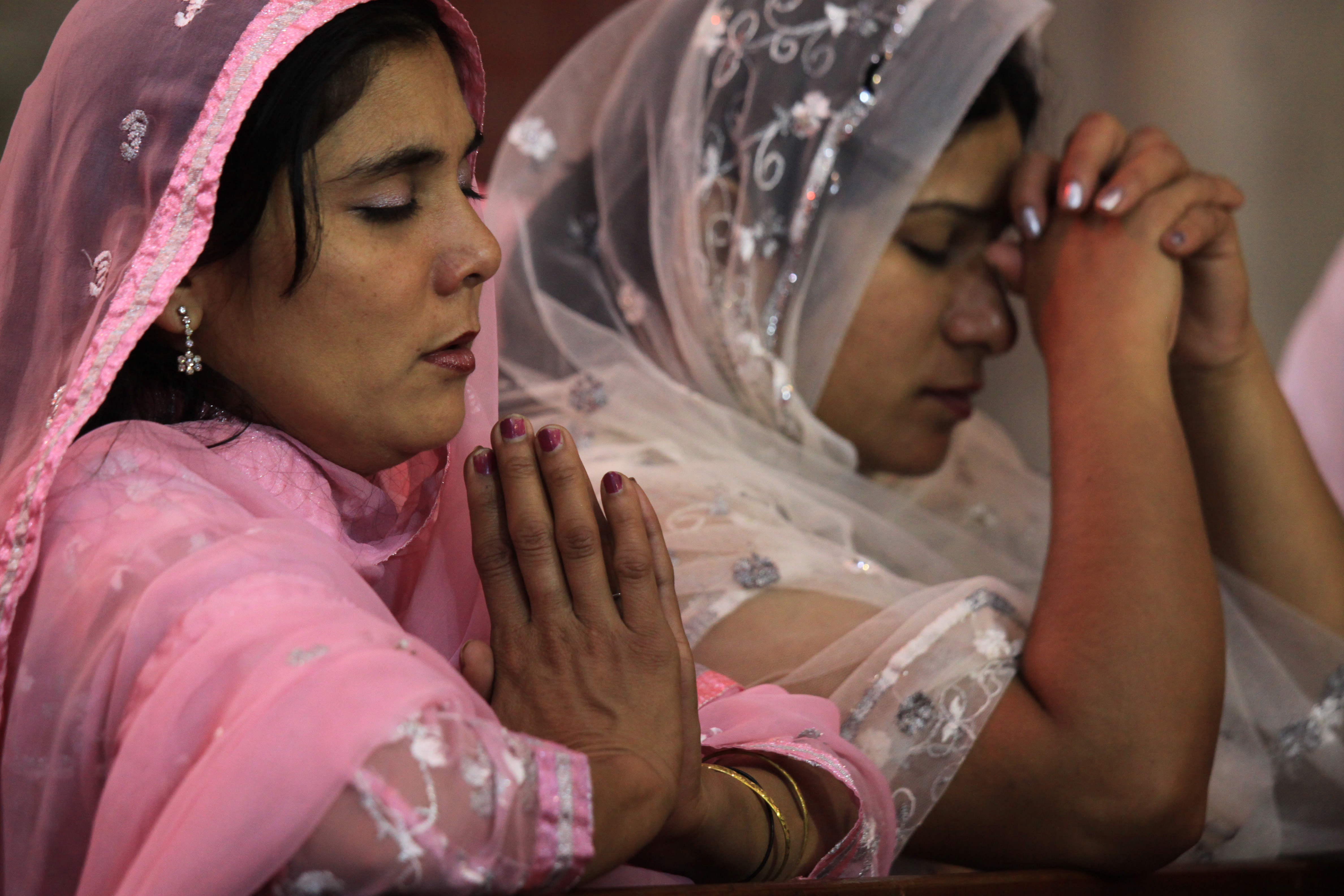 Christians at prayer in Lahore, Pakistan (© Aid to the Church in Need)