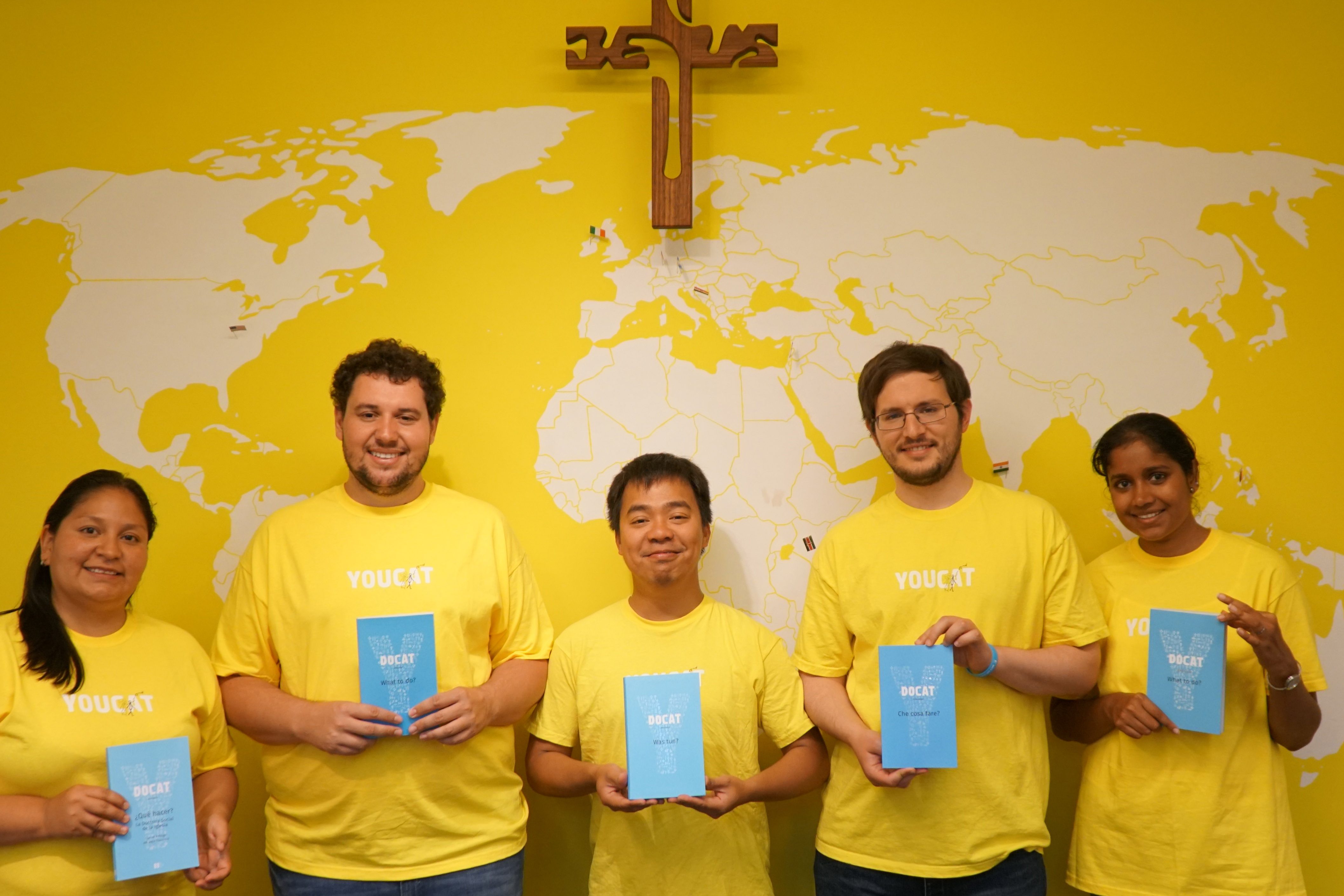 YOUCAT volunteers holding DOCAT books (© YOUCAT Foundation)