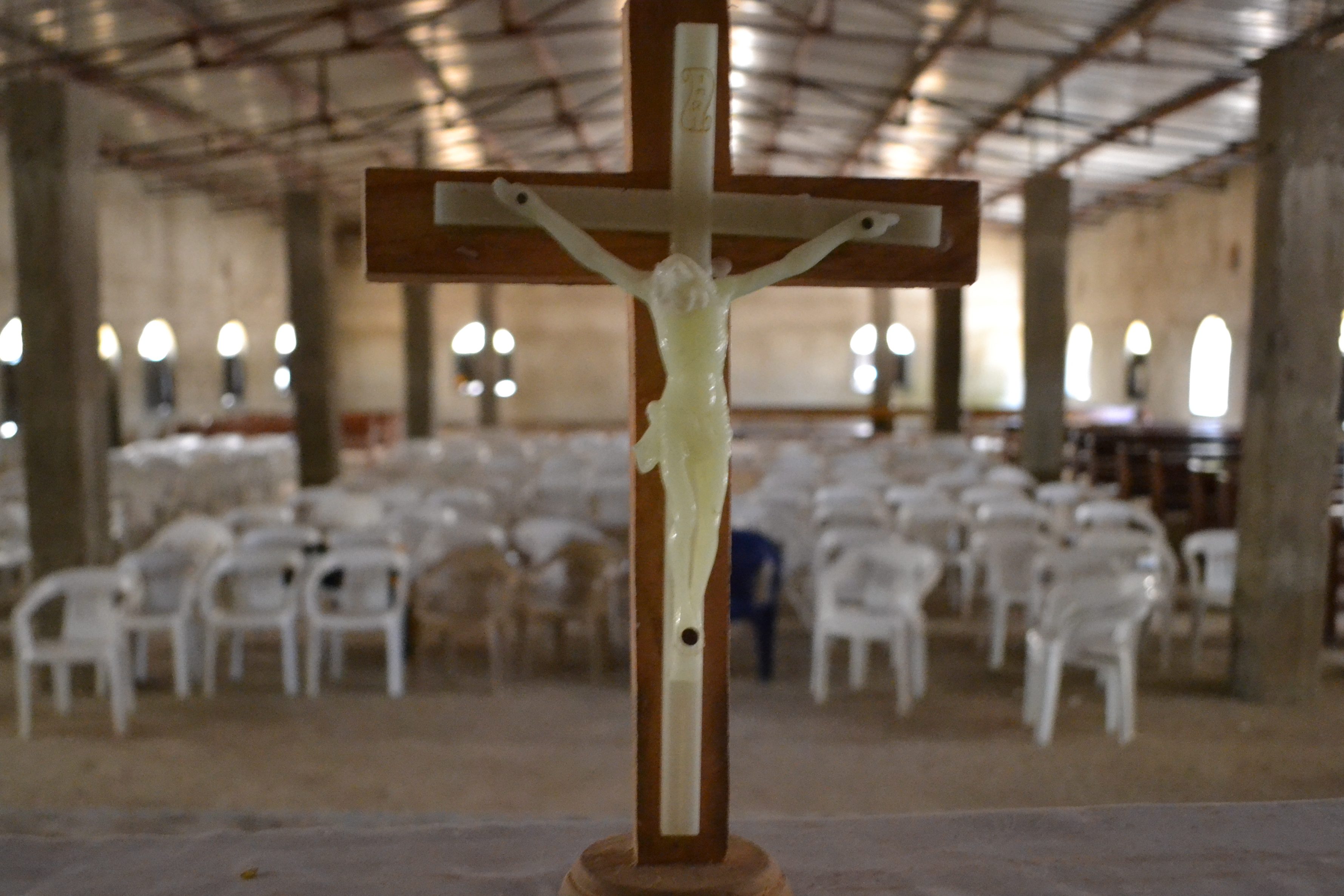 Cross on the altar of a church in Nigeria (© ACN)