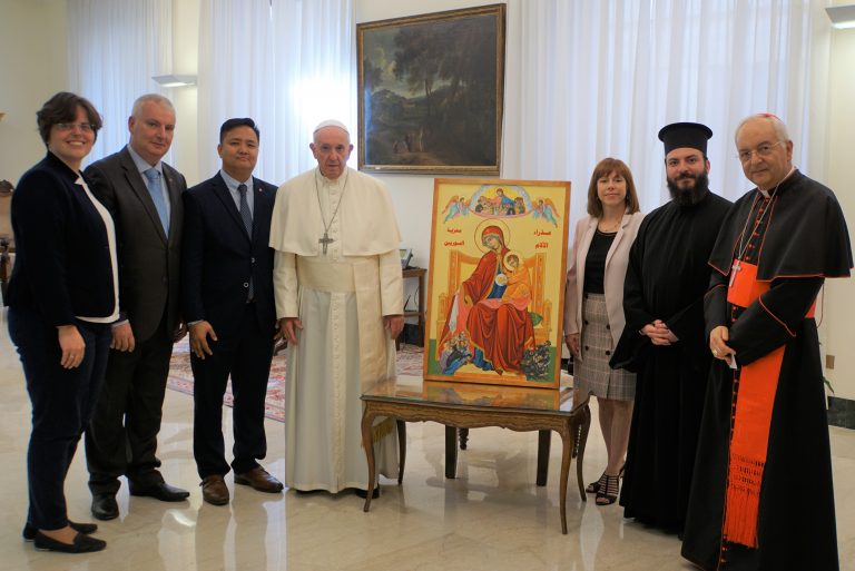 Pope Francis with the icon and a delegation from Aid to the Church in Need (© Aid to the Church in Need).