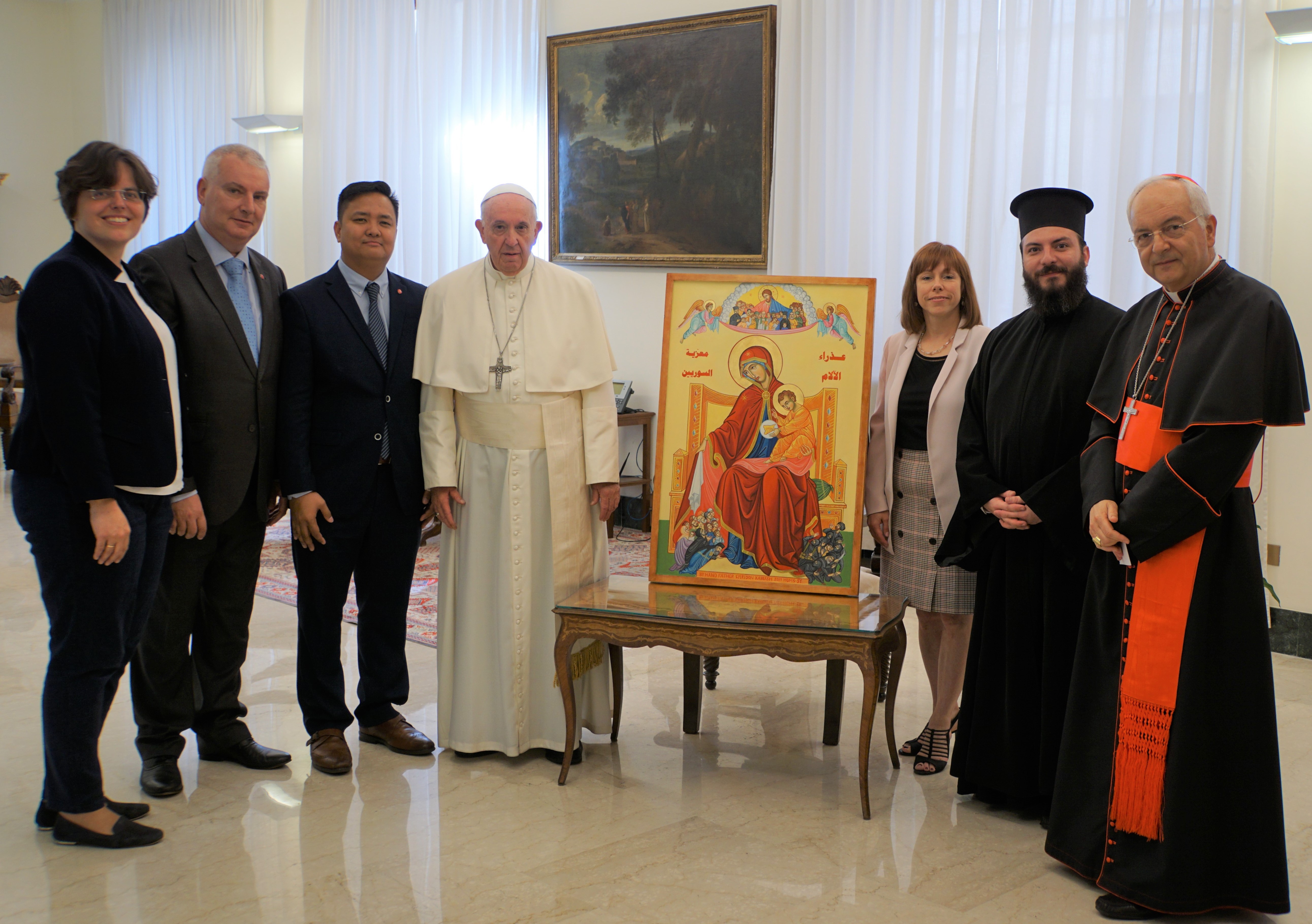 Pope Francis with the icon and a delegation from Aid to the Church in Need (© Aid to the Church in Need/Grzegorz Gakazka).