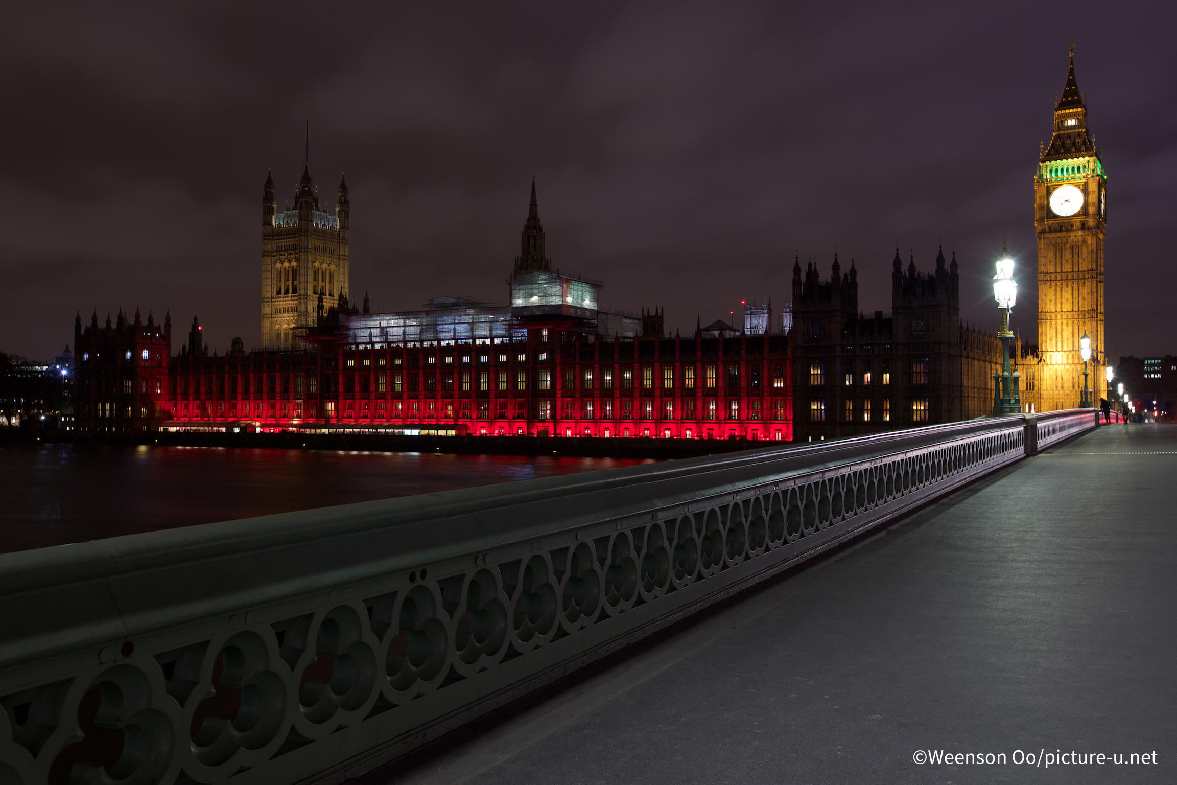Houses of Parliament lit up red for #RedWednesday 2016 (Credit: ©Weenson Oo/picture-u.net)
