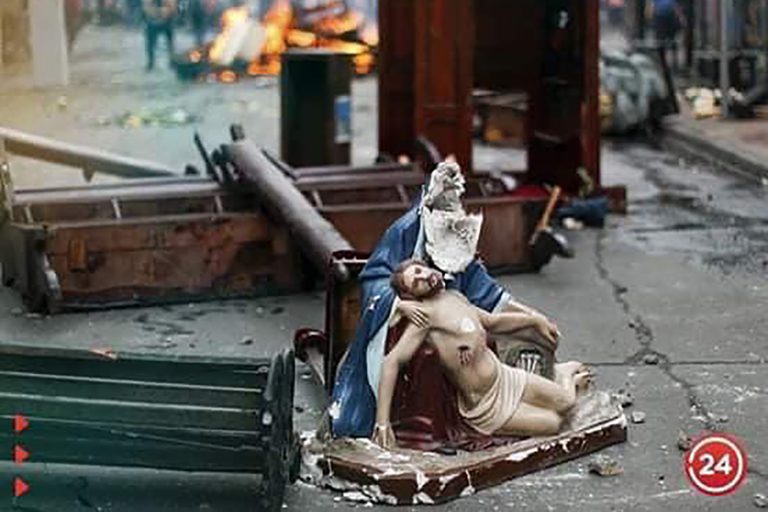 A bonfire of the of the church furniture and statues (Credit: 24horascl)