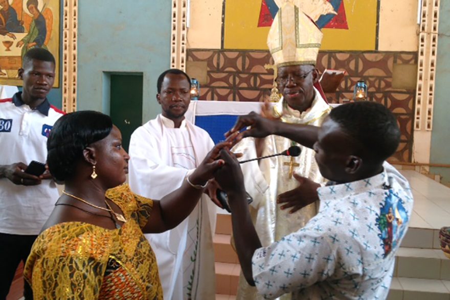 Bishop Justin Kientega with parishioners (© Aid to the Church in Need)