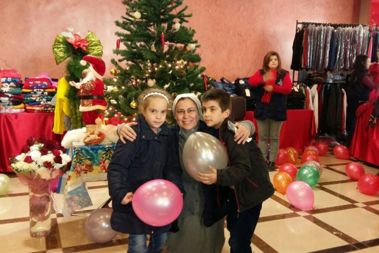 Sister Annie Demerjian with children at Christmastime (Credit: Aid to the Church in Need)