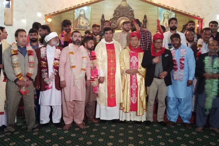 Former prisoners and their families and friends after a Mass in Lahore’s Sacred Heart Cathedral to mark their release celebrated by Archbishop Sebastian Shaw (© Archdiocese of Lahore)