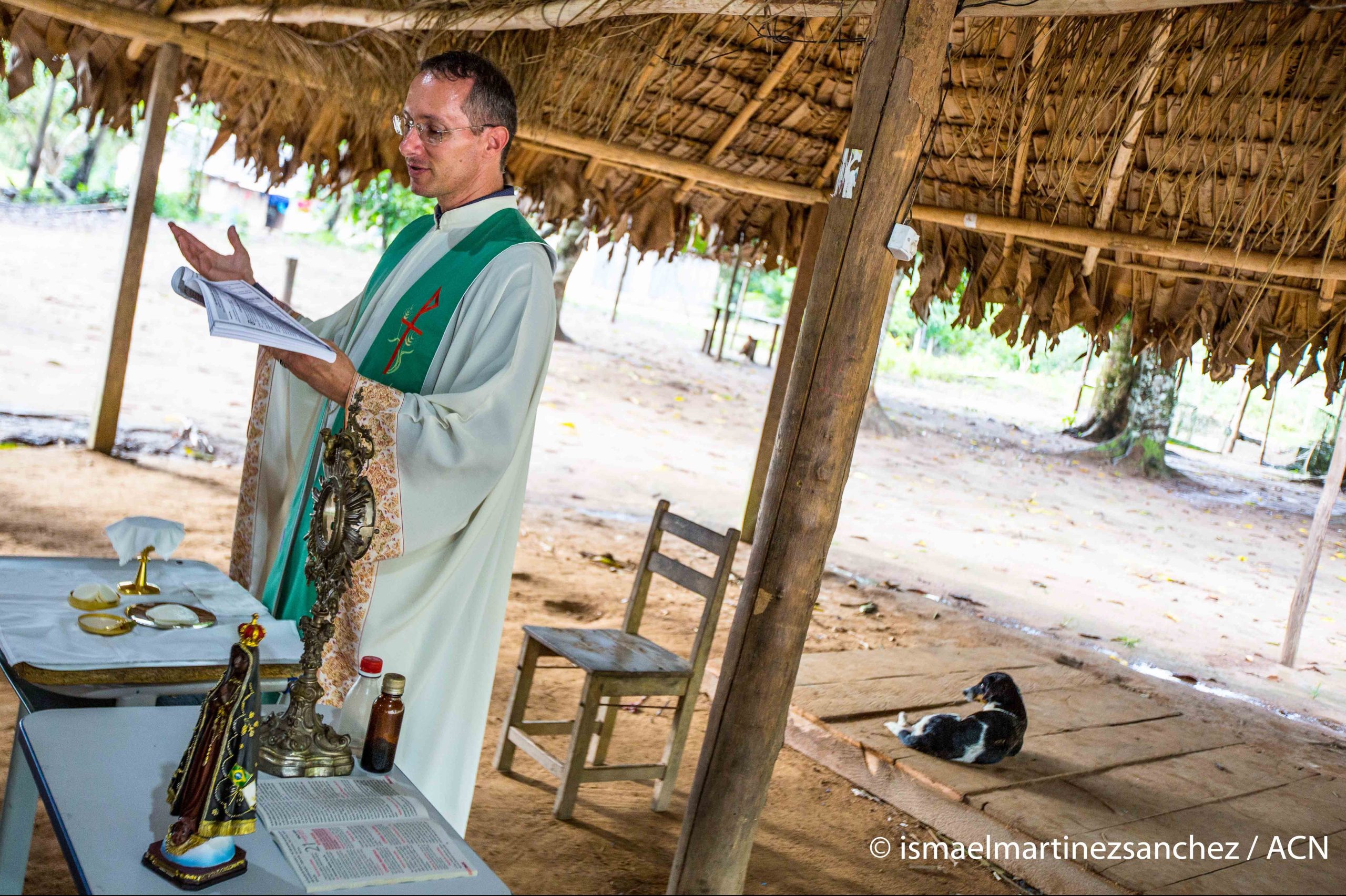 Father Adilson Selch, 41, during Mass in the indigenous village of Pé-de- Mutum. He is the parish priest of Castanheira, 50 km from Pé-de-Mutum by road and the last 6 km in canoe. From its parish in Castanheira, he serves the 34 Catholic indigenous communities of Juina, such as the Rikbaktsa tribe, although the most distant Indians he attends are 280 km and six hours by motorized canoe.