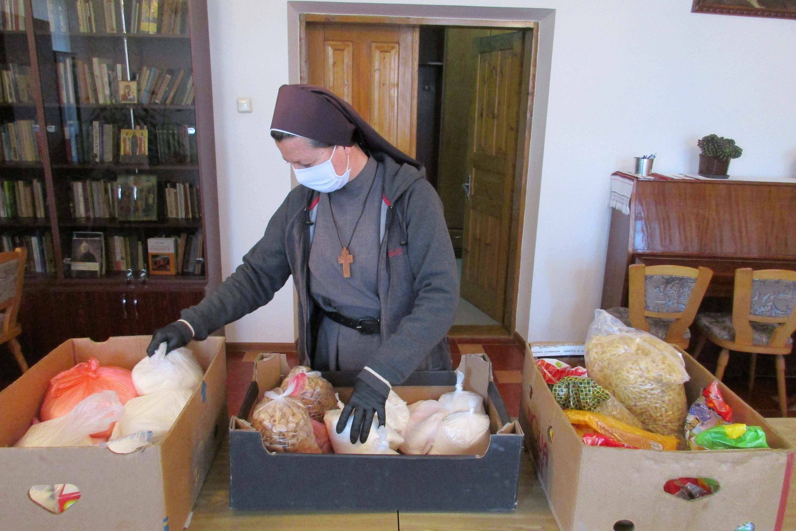 Sisters in Ukraine are helping those in need during COVID-19 pandemic.