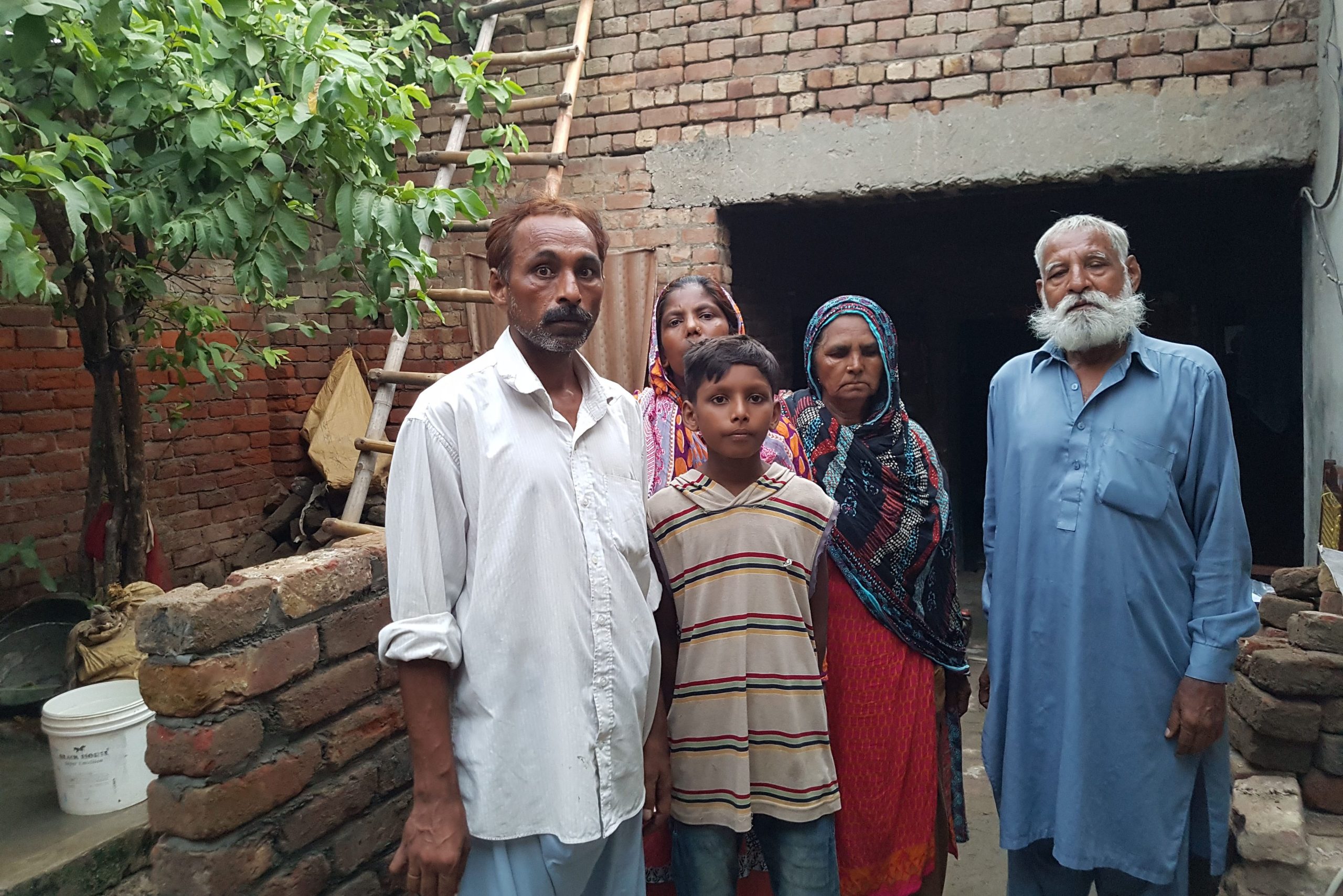 Images: Amjar Arif (left) with his family (© Aid to the Church in Need)