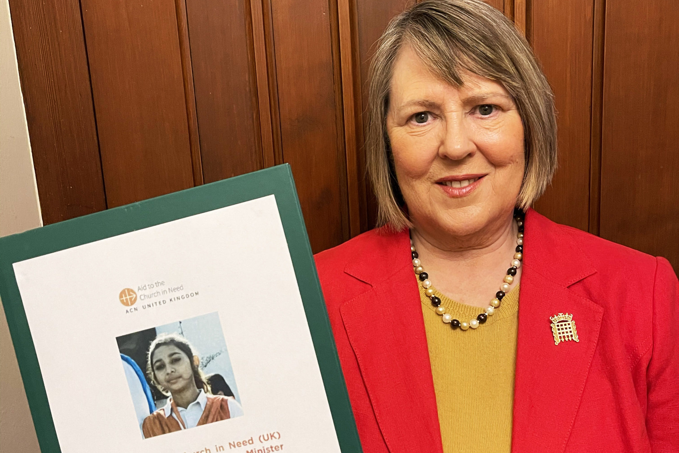 Fiona Bruce MP with petition calling for UK asylum for Maira Shahbaz signed by more than 12,000 people (© Aid to the Church in Need)