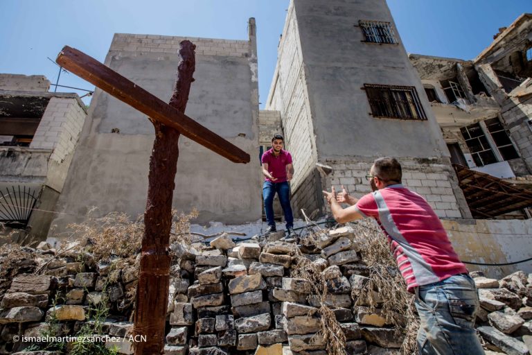 A group of youngsters doing construction work in Syria (© ismaelmartinezsanchez/ACN)