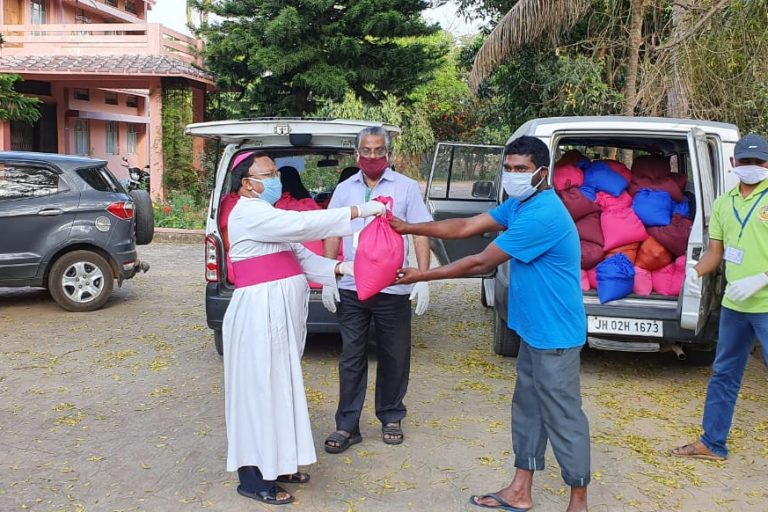 Aid being distributed in Hazaribag Diocese, India (Images © Aid to the Church in Need)