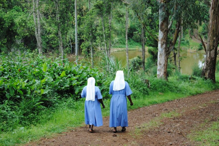 Daughters of the Resurrection walking in Bukavu (Image © ACN)