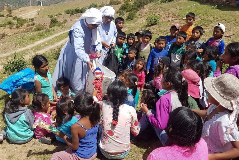 With image of the Sisters from the Misioneras de Jesús Verbo y Víctima in Bolivia (Image © ACN